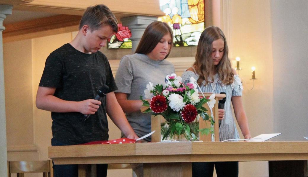 Die neuen Konfirmanden David Thurnheer (v. l.), Vanessa Köhle und Joana Bauer gestalteten den Familiengottesdienst mit. 