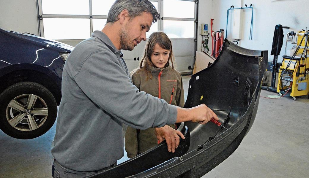 Merlin Steurer aus Wolfhalden lässt sich von Roger Wider vom Betrieb Willi Jenni in Grub die Arbeit des Carrosseriespenglers zeigen.