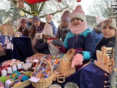 Fleissige Schulkinder am Klausmarkt in St.Margrethen