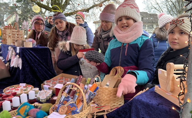 Fleissige Schulkinder am Klausmarkt in St.Margrethen