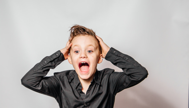 Kind fängt an zu schreien und schlägt so Eindringling in die Flucht