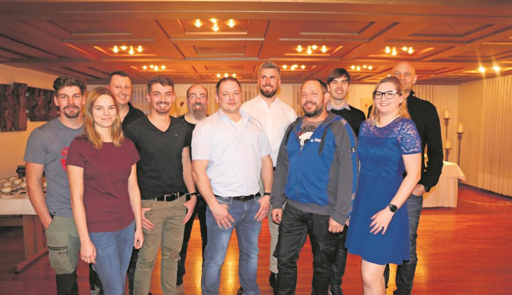 Trotz Hitzesommer zufrieden mit dem letzten Jahr: Mischa Frei (v. l.) und Rahel Joanidis (Hüttenwarte), Marco Dornig (Webmaster), Nico Neff (Unterstützung der Jugendfischer), Manfred Steiger (Stv. Gewässerwart), Ralf Bont (Kassier), Thomas Dietrich (Präsident), Fredi Zellweger (Materialwart), Christian Schmid (Jugendwart), Tanja Schmelzer (Aktuarin) und Fridolin Scherrer (Gewässerwart). 