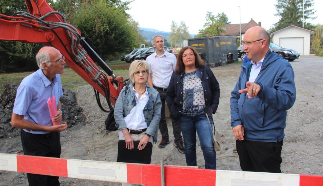 Regierungsrat Beat Tinner (rechts) nahm an der Begehung im Moosanger teil. Er meinte, es sei wichtig, dass auch die anderen Gemeinden den Weg der Biodiversität beschreiten. Auf dem Bild zu sehen sind zudem (von links): Jonas Barandun, Gemeindepräsidentin Christa Köppel, Bauamtschef Eric Pasche sowie Ortsgemeinde-Vizepräsidentin Judith Spirig.