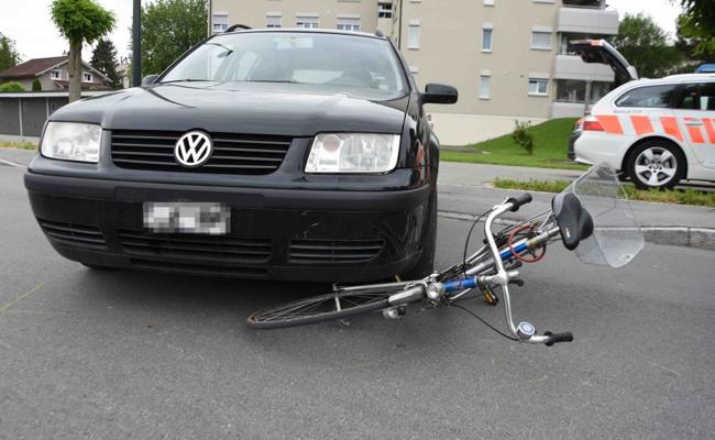 Velofahrerin von Auto angefahren