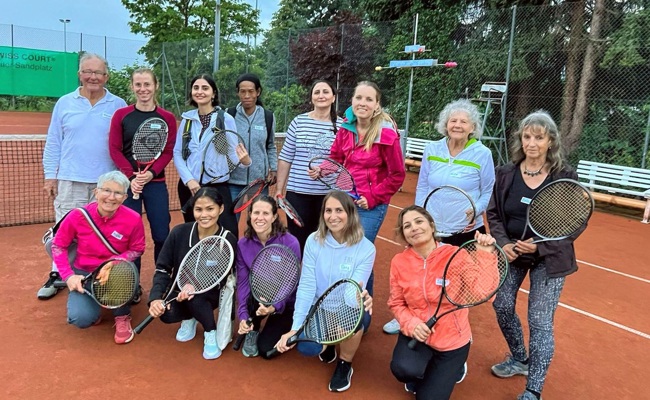 Tennisspielen vereint Frauen verschiedener Nationen