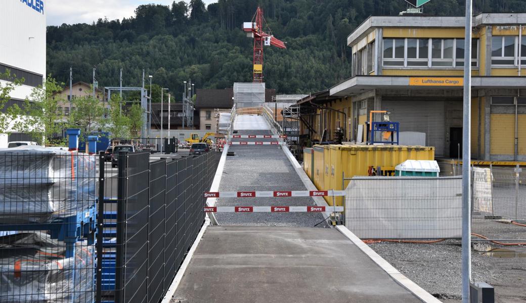 Ein Leuchtturmprojekt: Bald eröffnet in St. Margrethen die Passerelle über die Gleise, ein Weg für Fussgänger und Velofahrer. Er verbindet das Bahnhofareal mit der Industriezone nördlich der Gleise.