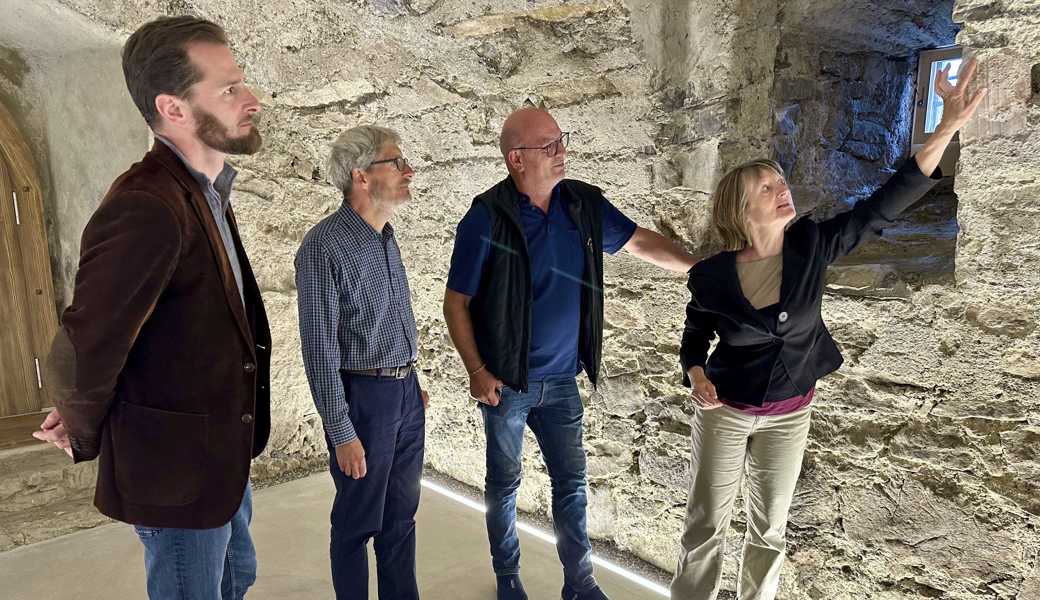 Andreas Schwarz, Moritz Flury, Rolf Huber und Carolin Krumm (v.l.) begutachten den Aufbau der Mauer in der Burg in Oberriet. 