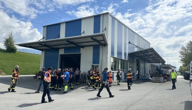 Arbeiter evakuiert: in einer Halle in Widnau hat sich Rauch entwickelt