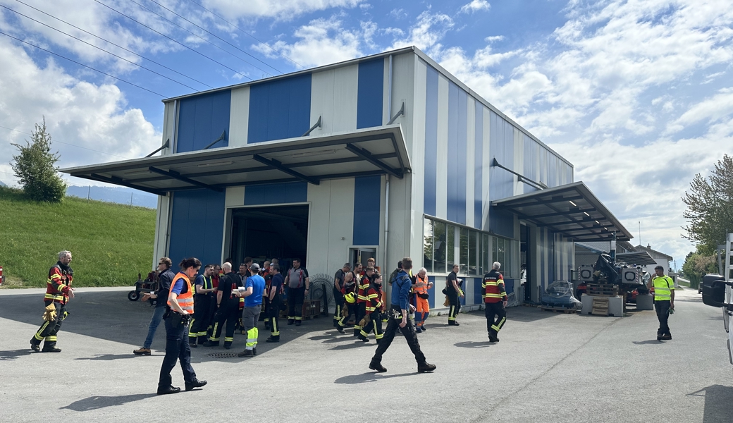 In einer Halle beim Rheinunternehmen in Widnau hat sich Rauch entwickelt