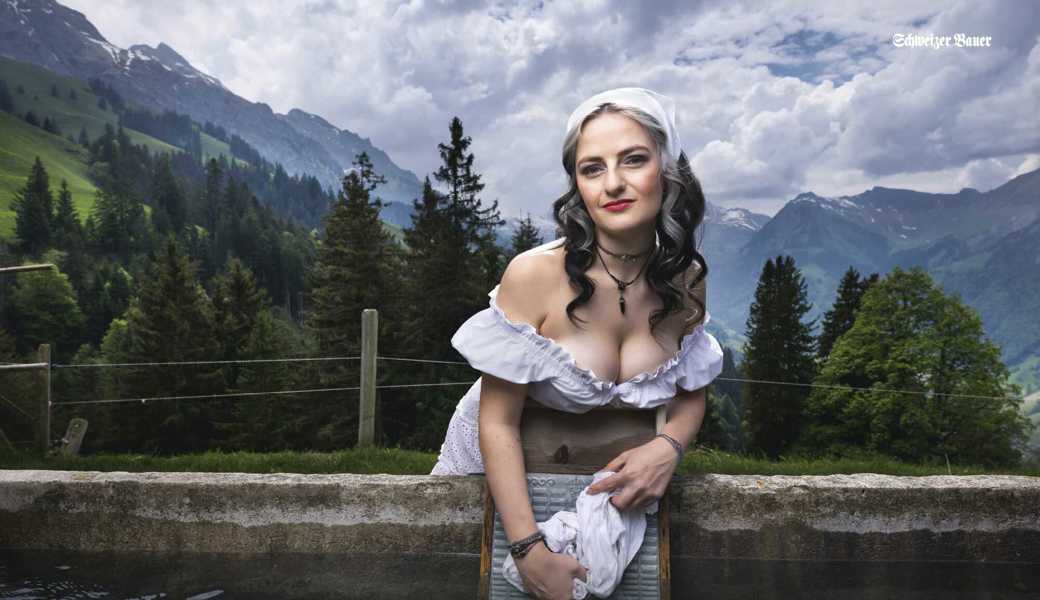 Iris Fritsche aus Altstätten liess sich für den Bauernkalender mit dem Waschbrett ihrer Grossmutter fotografieren.