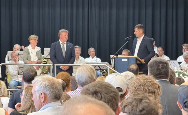 Grosser Aufmarsch und grosse Ehre für den Stillstehenden Landammann Pius Federer