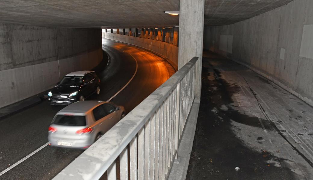 Autos und Lastwagen werden auf verengten Spuren im Gegenverkehr geführt. Der Fuss- und Veloweg wird geschlossen. Die Arbeiten beginnen auf der rechten Seite in Blickrichtung.