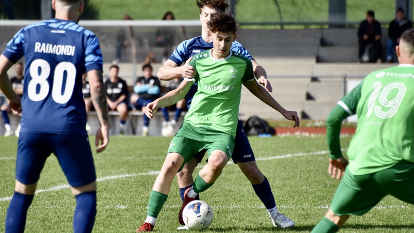Rebstein (mit Startelfdebütant Malik Aliev, in Grün) arbeitete sich bei Rorschach-Goldach II zu einem 1:0-Sieg.