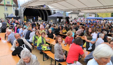 Ausnahmezustand mitten im Dorf: Statt lärmigem Verkehr stieg ein stimmungsvolles Volksfest