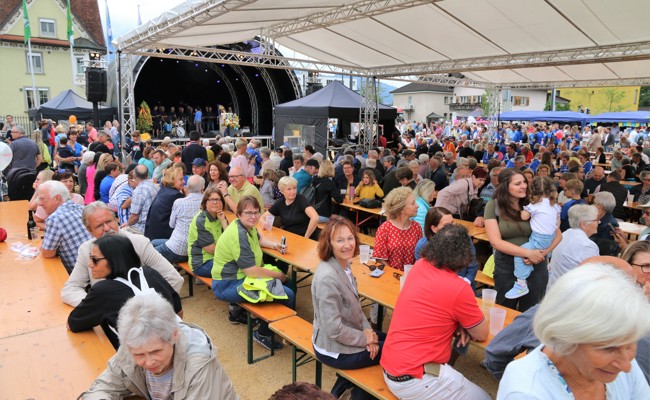 Ausnahmezustand mitten im Dorf: Statt lärmigem Verkehr stieg ein stimmungsvolles Volksfest