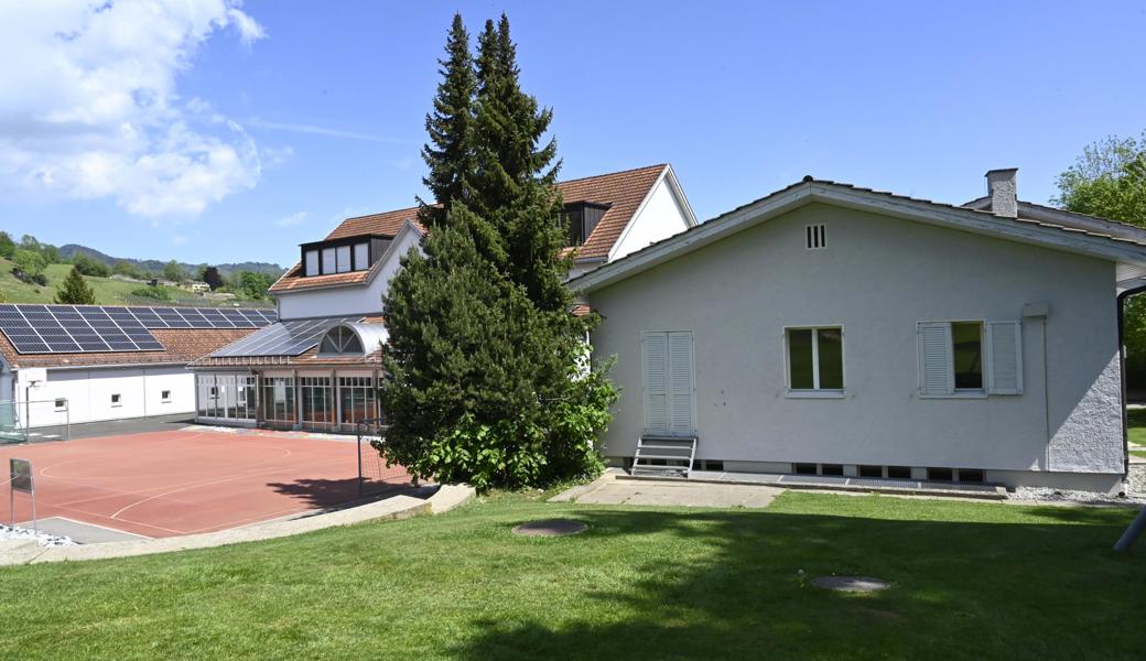 Die Schule Hinterforst braucht ab Sommer 2021 ein Schulzimmer mehr: Der bergseitige Trakt des alten Schulhauses (rechts im Vordergrund) soll deshalb um eine Etage aufgestockt werden. Gleichzeitig möchte der Schulrat das 65-jährige Gebäude renovieren lassen.