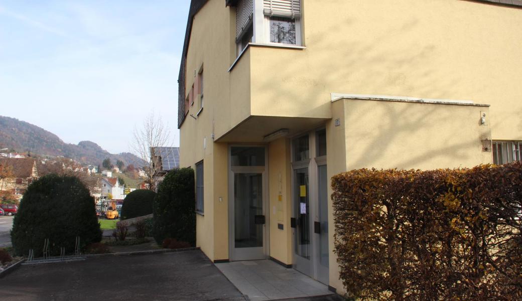 Am bisherigen Poststandort ist das Postschild verschwunden und an der Tür befindet sich der Hinweis auf das neue Angebot der Post im Lebensmittelladen.