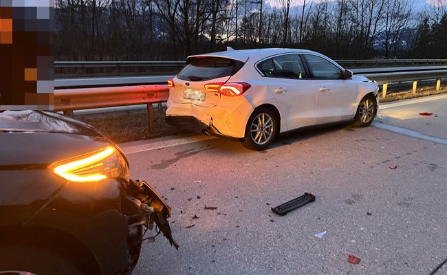 Drei Autos kollidieren im Morgenverkehr - junger Mann verletzt ins Spital gebracht