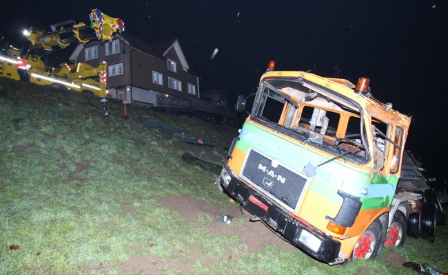 Lastwagen überschlagen: Chauffeur schwer verletzt