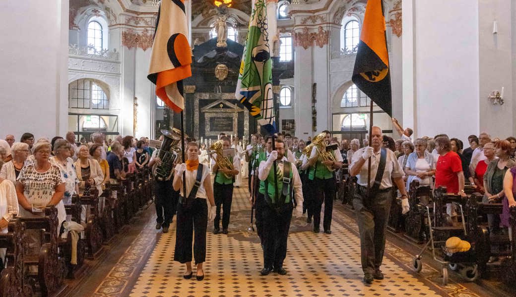 Der feierliche Einzug der Fahnenträger mit dem Musikverein Berneck zu Beginn des Gottesdienstes im Kloster Einsiedeln