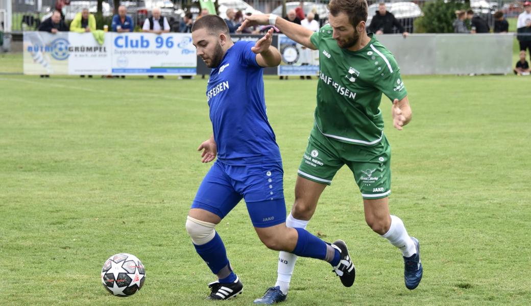 Rebstein (rechts, Andrej Dursun) hat mit einem Sieg gegen Schmerikon den Anschluss ans Mittelfeld geschafft. Gelingt dies auch dem FC Rüthi (links, Kadir Sönmez)?
