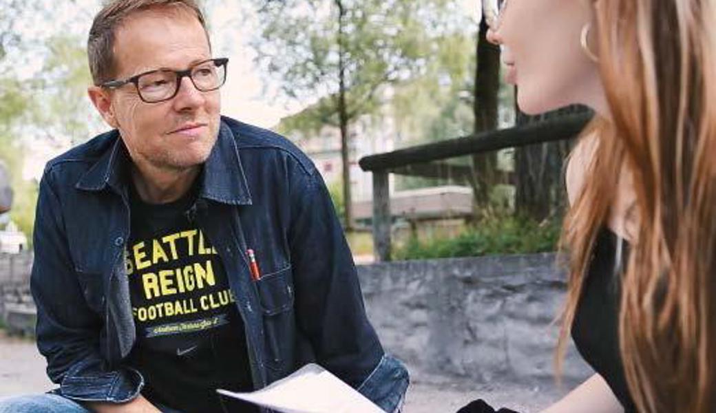 Rahel Egger während eines Interviews für ihre Maturaarbeit.
