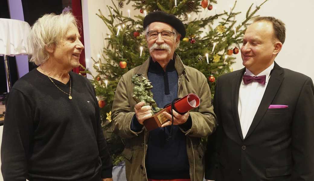 Laudator Hansjörg Vorburger (links) und Gemeindepräsident Niklaus Lippuner freuen sich mit Preisträger Kuno Bont. 