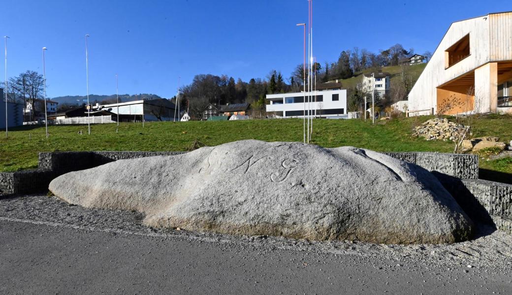 Der Grosse Stein vom Steinigacker in Lüchingen. Früher lag er wie ein gestrandeter Wal solitär in einer grossen unverbauten Wiese. Deswegen hätte man ihn nicht in ein Schotterbett legen und in ein Korsett aus Steinkörben einsperren dürfen, finden manche. Die in den Stein geritzten Buchstaben stehen für St. Gallische Naturwissenschaftliche Gesellschaft. Jene hatte den Findling 1872 gekauft, damit er erhalten bleibt. 1993 wurde er wieder Eigentum der Stadt.