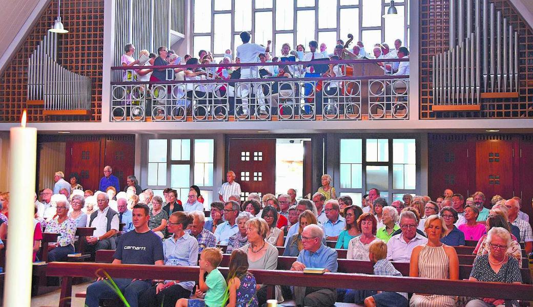 Einige Kirchgänger mussten sogar stehen: Am Zwetschgenchilbi-Wochenende feierte die Pfarrei Altenrhein in der Schutzengelkirche mit dem Chor Cantamus das Patrozinium.