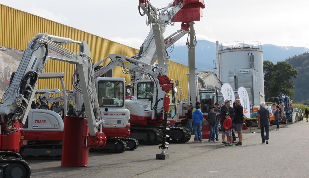 schwere Baumaschinen bei Huppenkothen