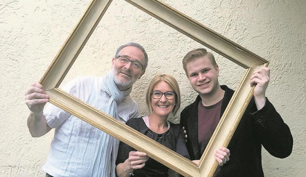Drei Präsidenten für die Ahnengalerie des Gospelchors, der erste, die abgelöste und der neue (v. l.): Urs Noser, Claudia Bruhin und Flavio von Siebenthal.