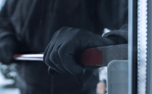 Bei zwei Einbrüchen eine Waffe sowie Maschinen und Werkzeuge gestohlen