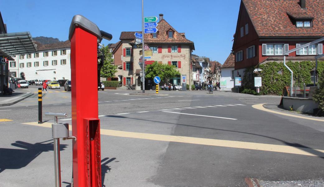 Die Veloflickstation hat keine Steckdose zum Akkuladen. Doch auf dem nahen Frauenhofplatz (im Hintergrund) soll es bald eine temporäre Ladestation für E-Velos geben. 
