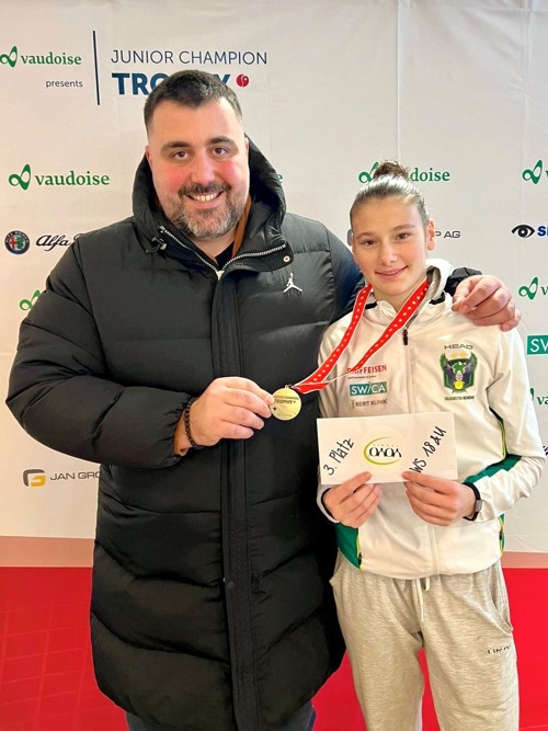 Zoe Kägi mit ihrem Trainer Stefan Bokor, Headcoach des TC Falkensteig.