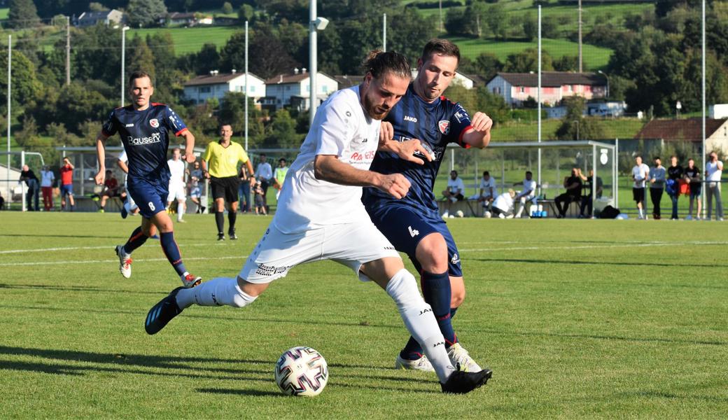 Ferdi Arslan (vorne) wird im Strafraum von Rheinecks Denis Benz getroffen. Mit seinem Penalty scheitert der Gefoulte an Rheinecks Goalie Petrov, mit zwei Torvorlagen ist Arslan dennoch der entscheidende Spieler in der Staader Offensive.