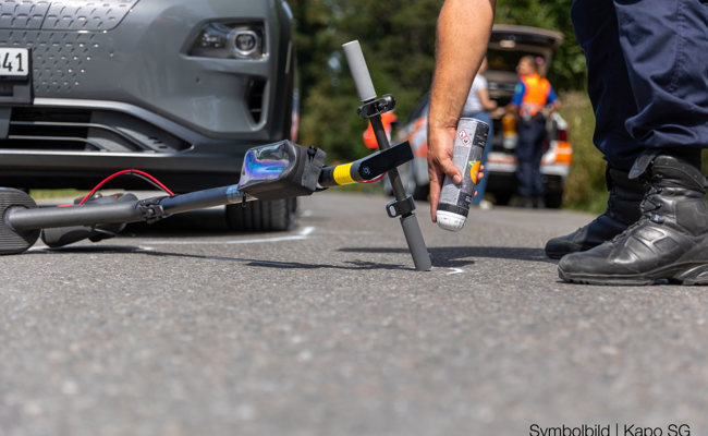 Verkehrsunfall in Thal: E-Scooter-Fahrer bei Kollision mit Auto verletzt