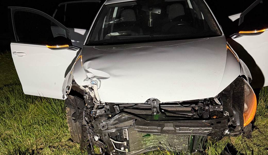 Autofahrer verliert die Kontrolle und rammt einen Hydranten