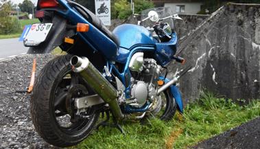 Mit dem Motorrad in Panzersperre geprallt
