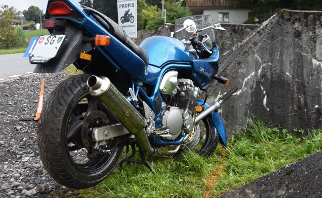 Mit dem Motorrad in Panzersperre geprallt