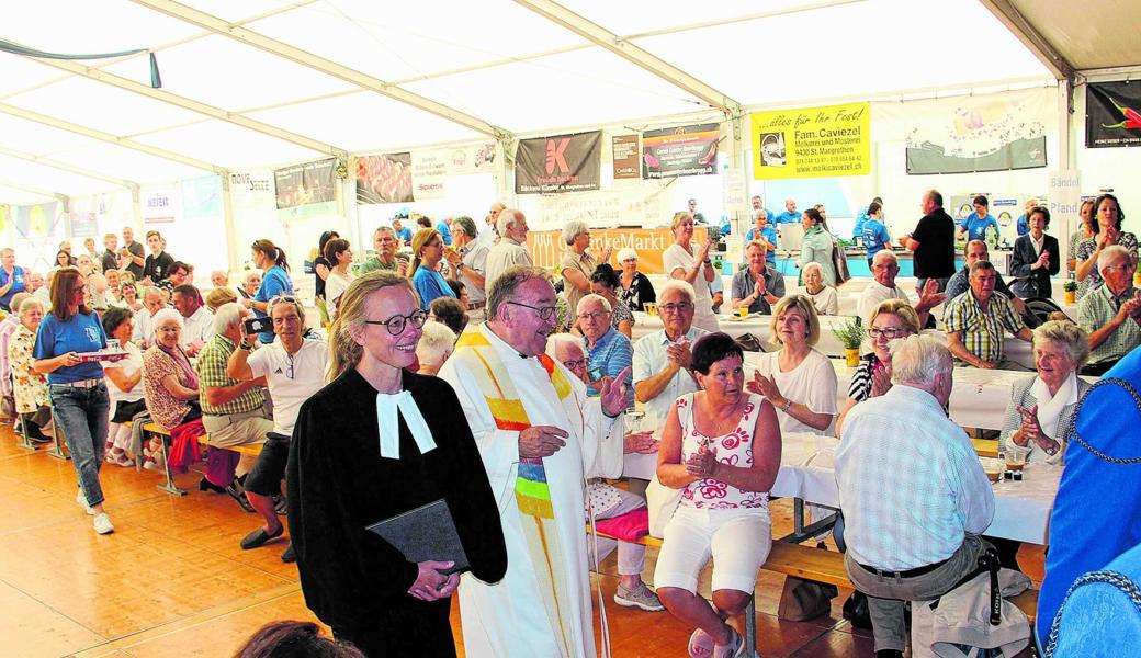 Hinter den vorausgehenden, neu uniformierten Auer Musikantinnen und Musikanten schritten Zirkuspfarrer Ernst Heller und die in Heerbrugg-Au tätige evangelische Pfarrerin Sabine Gritzner-Stoffers zum ökumenischen Gottesdienst samt Uniformweihe. 