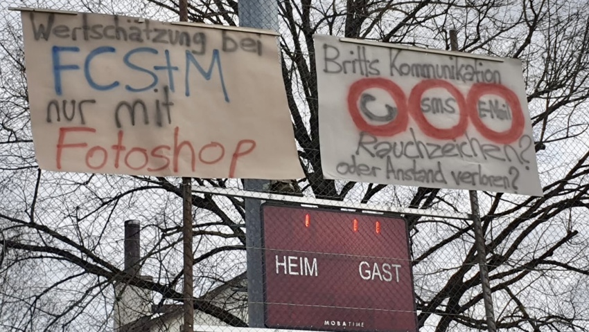Auch diese Transparente bedienen sich einer harschen Sprache. Auch diese Transparente bedienen sich einer harschen Sprache.