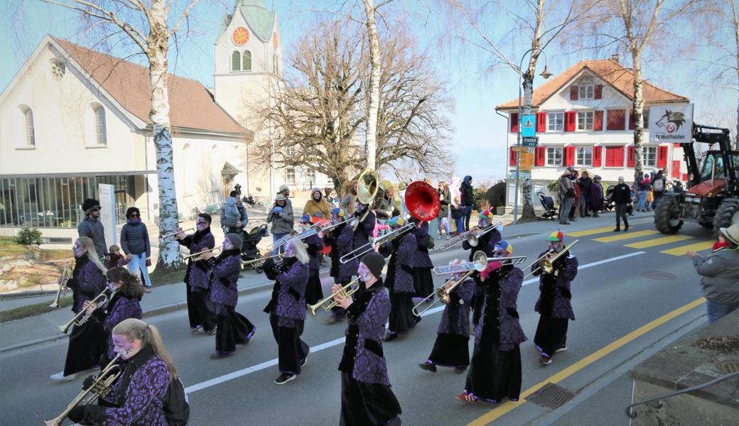 Die Wolfs-Hüüler ziehen an der Kirche vorbei. 