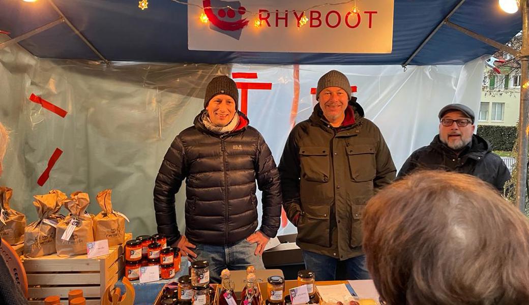 Klausmarkt St. Margrethen 2022. Für den guten Zweck stellten sich als Verkaufspersonal auch Amtsträger sowie Mitarbeiter der Gemeinde St. Margrethen zur Verfügung, selbstverständlich kostenlos.  Von links nach rechts: Gemeinderat Michael Graf, Leiter Bauamt Claudio Pallecchi, GPK Gemeinde  Patrick Mast. Die FDP freut sich ausserordentlich über den Erlös, der vollumfänglich zu Gunsten von Rhyboot Balgach geht und den damit verbundenen wundervollen Einsatz des «Verkaufspersonals».