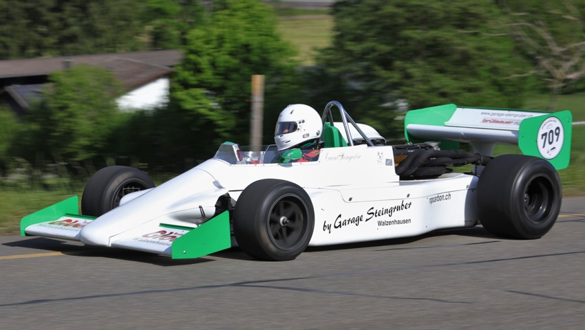 Der Walzenhauser Garagist Erwin Steingruber in seinem Formel-2-March-BMW.