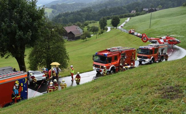 Auto gegen Baum gefahren