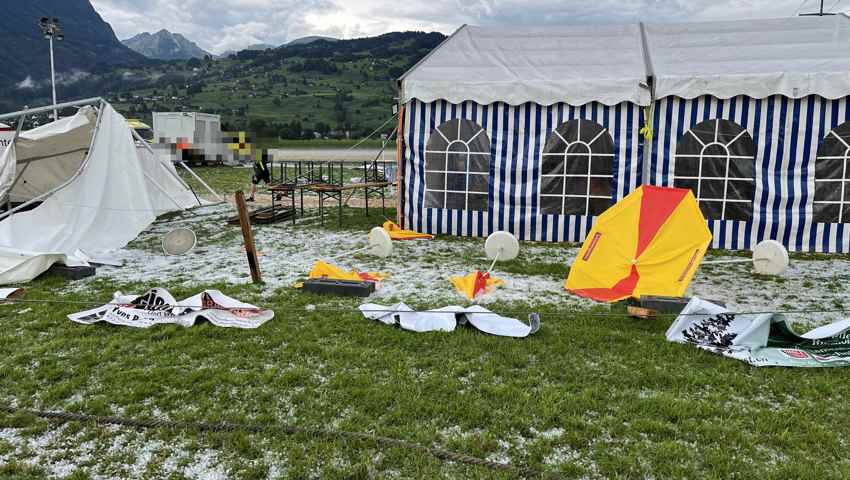 Starkes Gewitter hinterlässt ein verwüstetes Festgelände - fünf Personen wurden verletzt Starkes Gewitter hinterlässt ein verwüstetes Festgelände - fünf Personen wurden verletzt