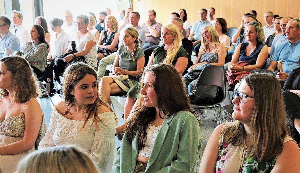 Gestaffelt in vier Gruppen feierten die Kaufleute ihren Lehrabschluss am Dienstagnachmittag in der Aula des BZR in Altstätten. 