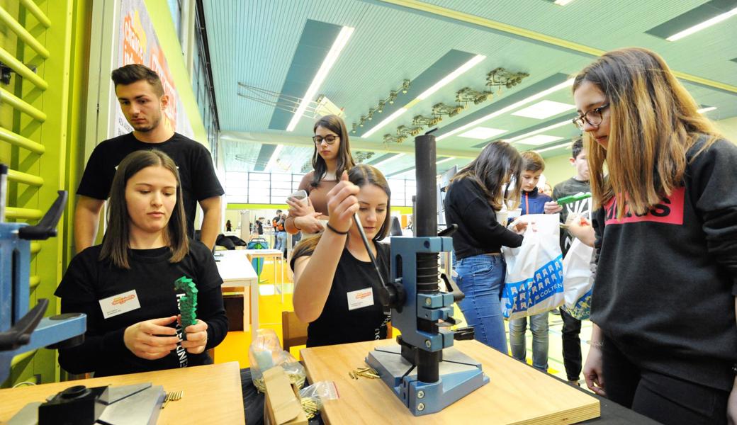 Auch ein Anlass wie die «Chance Industrie Rheintal», an dem Lehrlinge Oberstufenschülern ihren Beruf vorstellen (hier 2017 in der Schöntalhalle Altstätten), wäre momentan nicht durchführbar.