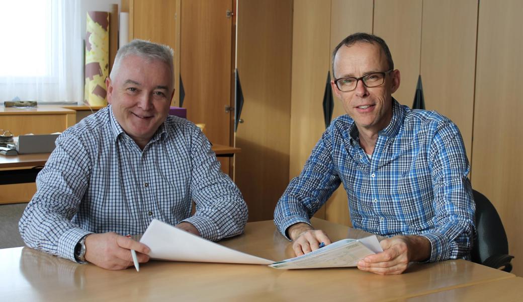 Roland Wälter, Gemeindepräsident (links), und Bruno Holenstein, Steuersekretär, präsentieren den Steuerabschluss.