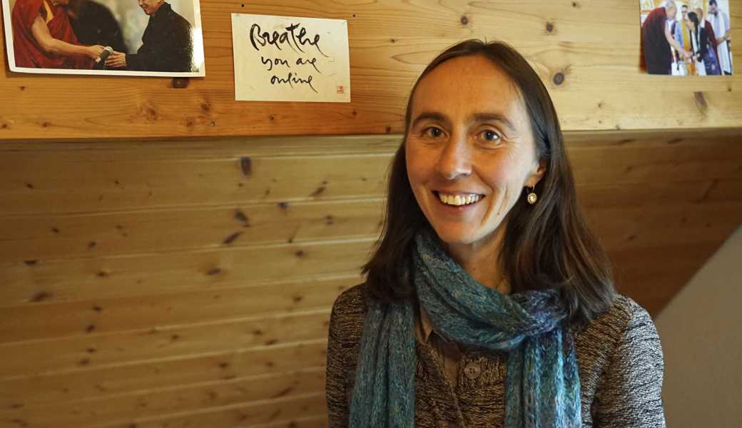 «Ich plane nicht viel»: Franziska Oertle mit Fotos des Dalai Lamas und Thich Nhat Hanhs.